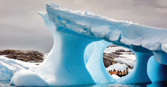अंटार्टिकातील साैंदर्य दाखविणारे बर्फाचे आकार
