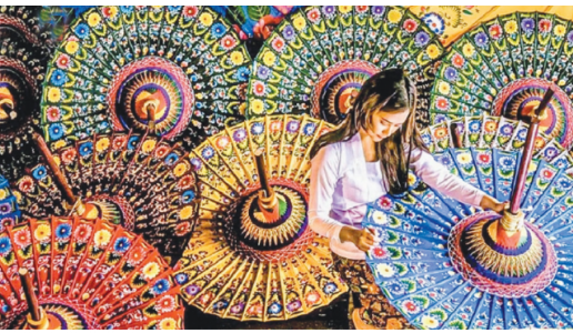 विणकाम आणि नक्षीकाम केलेल्या रंगीबेरंगी छत्र्या