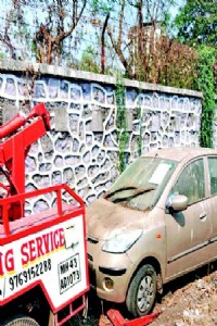 नवी मुंबई महापालिकेकडूनबेवारस वाहनविरोधी कारवाइ