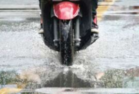 पावसाळ्यात वाहन जपून चालवा!