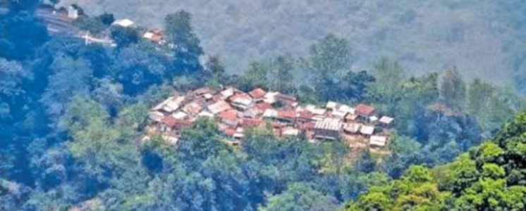 या लहानशा गावात काेणीही चप्पल-बूट वापरत नाहीत