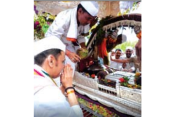 cm-devendra-fadnavis-drives-sant-dnyaneshwar-palkhi